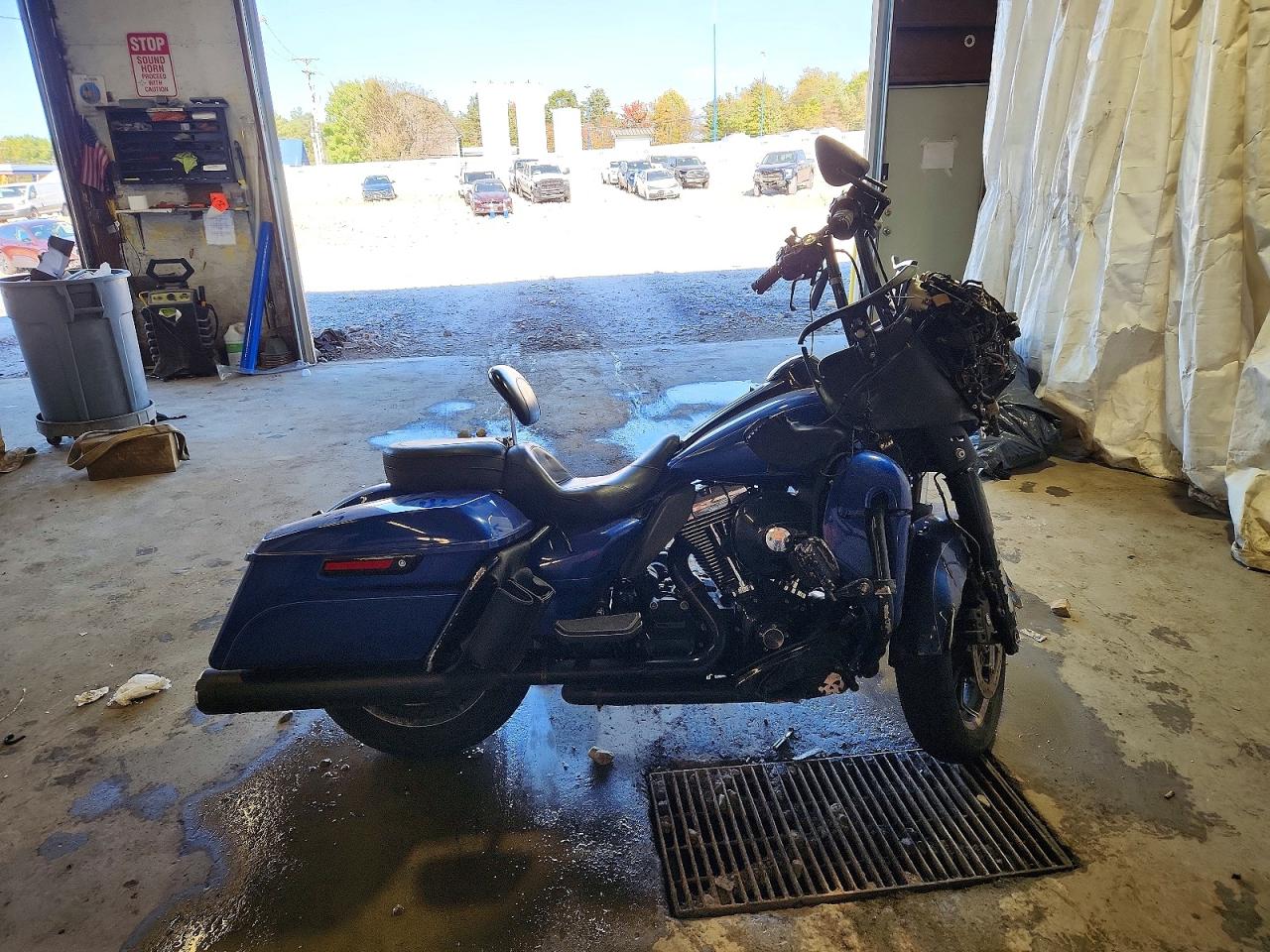 2016 HARLEY-DAVIDSON FL | 1HD1KGL11GB613771 | UPCARS