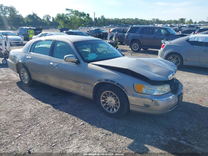 2000 LINCOLN TOWN CAR SIGNATURE | 1LNHM82W0YY790741 | UPCARS