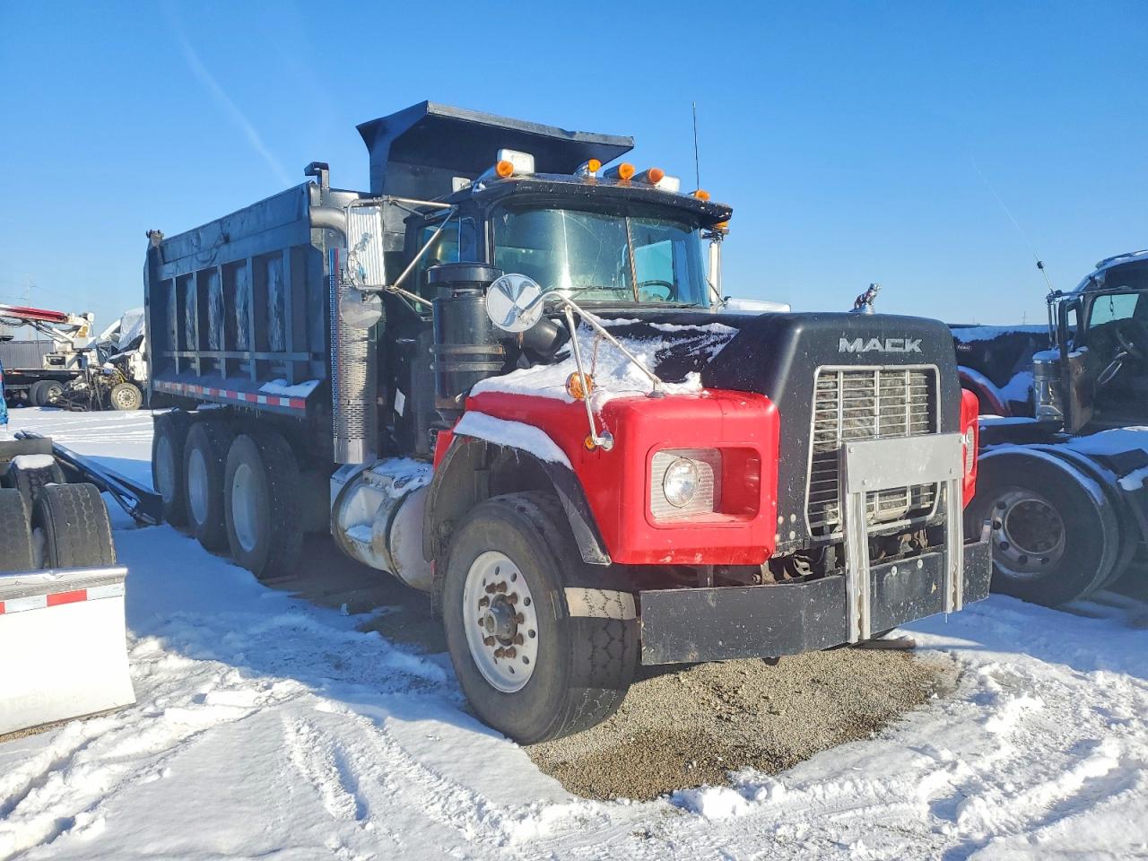2001 MACK UNKNOWN RB690S DUMP TRUCK | 1M2AM20C71M003725 | UPCARS