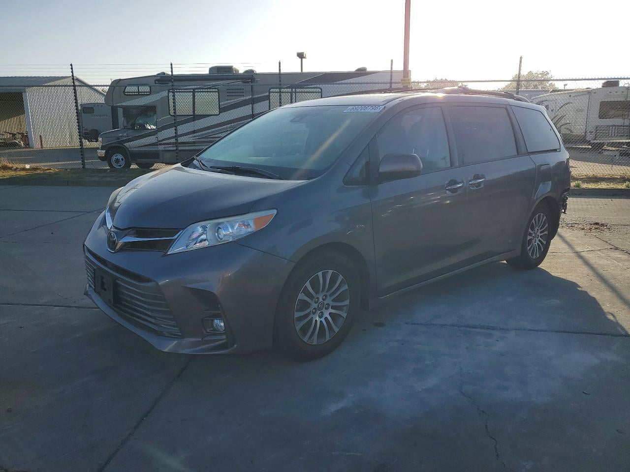 2018 TOYOTA SIENNA XLE PREMIUM 8-PASSENGER | 5TDYZ3DC2JS911945 | UPCARS