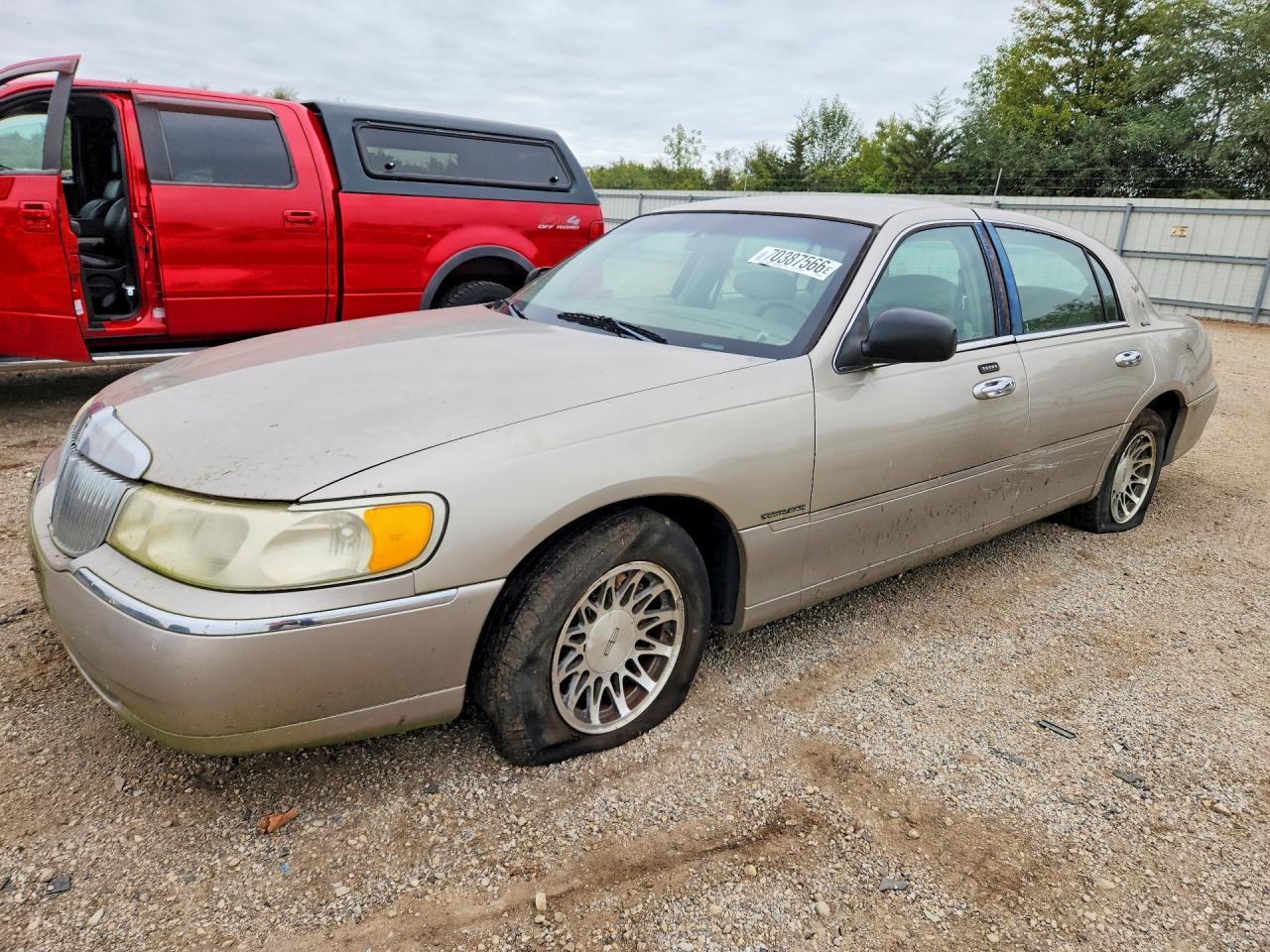 2002 LINCOLN TOWNCAR SIGNATURE | 1LNHM82W52Y603761 | UPCARS