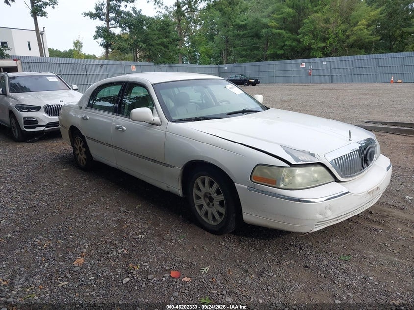 2010 LINCOLN TOWN CAR SIGNATURE LIMITED | 2LNBL8CV4AX613193 | UPCARS