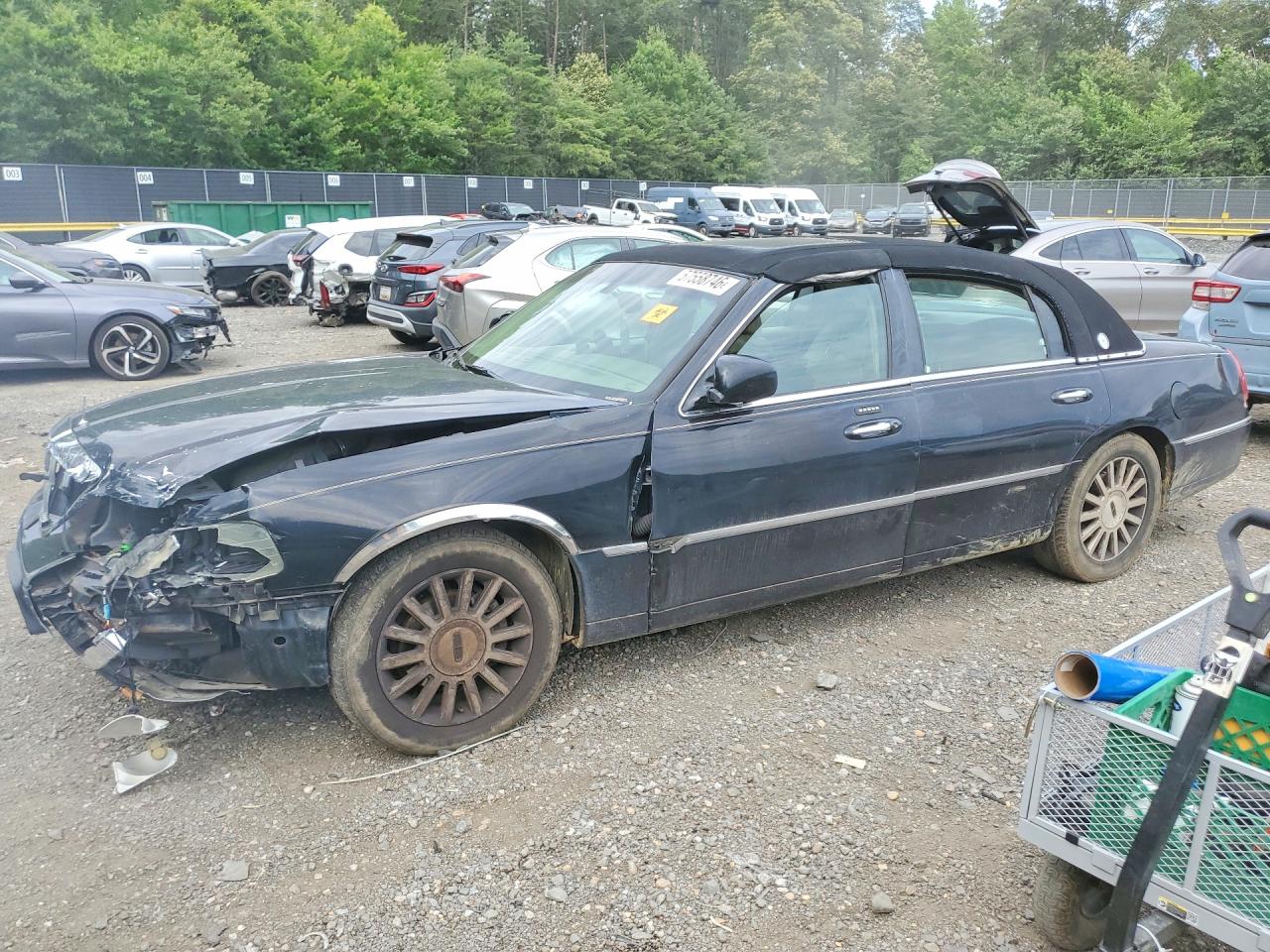 2003 LINCOLN TOWNCAR EXECUTIVE | 1LNHM81W83Y683561 | UPCARS