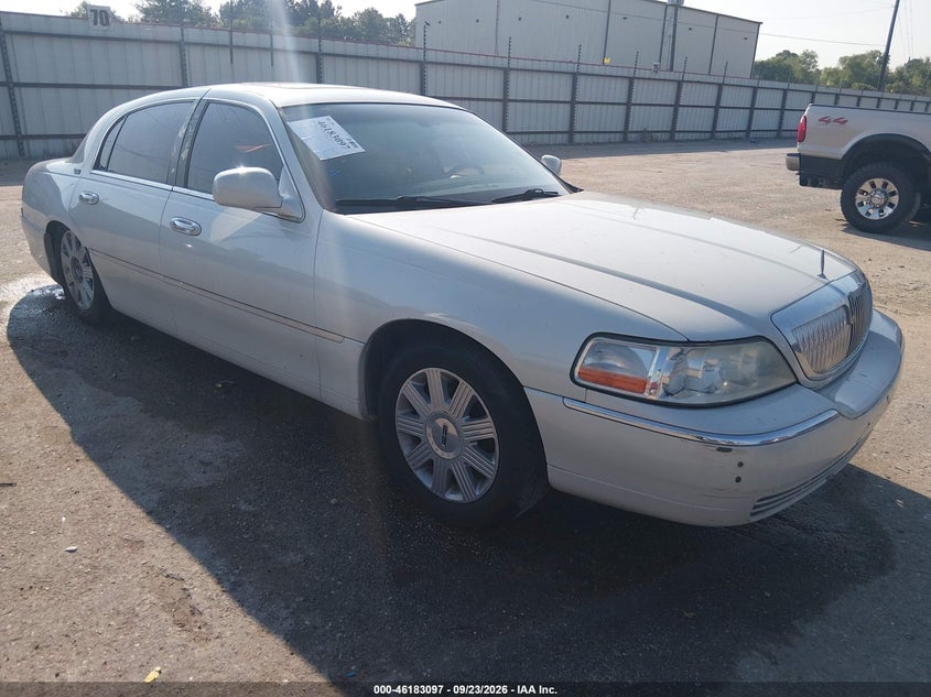 2005 LINCOLN TOWN CAR SIGNATURE LIMITED | 1LNHM82W25Y651318 | UPCARS