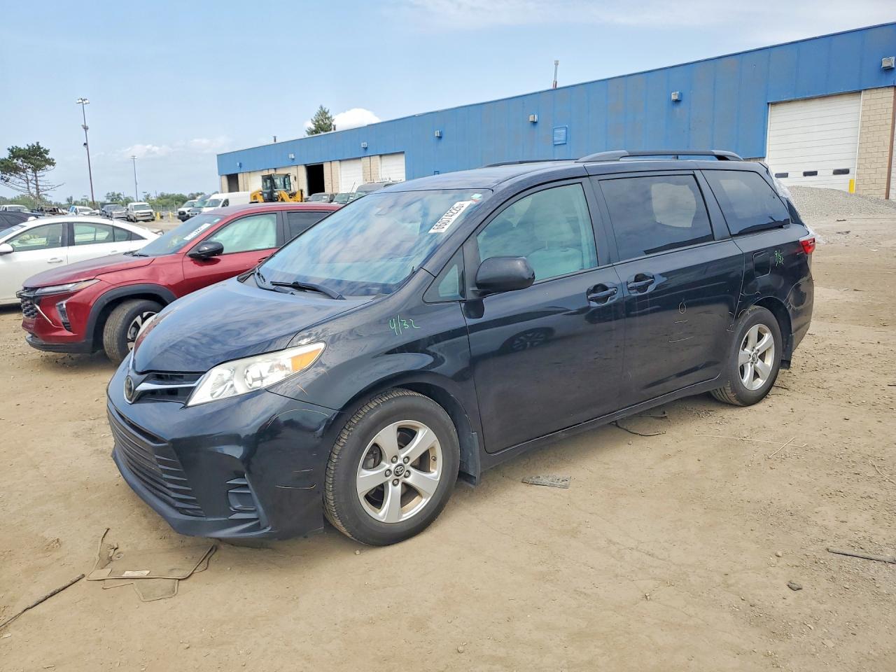 2018 TOYOTA SIENNA LE | 5TDKZ3DC3JS911023 | UPCARS