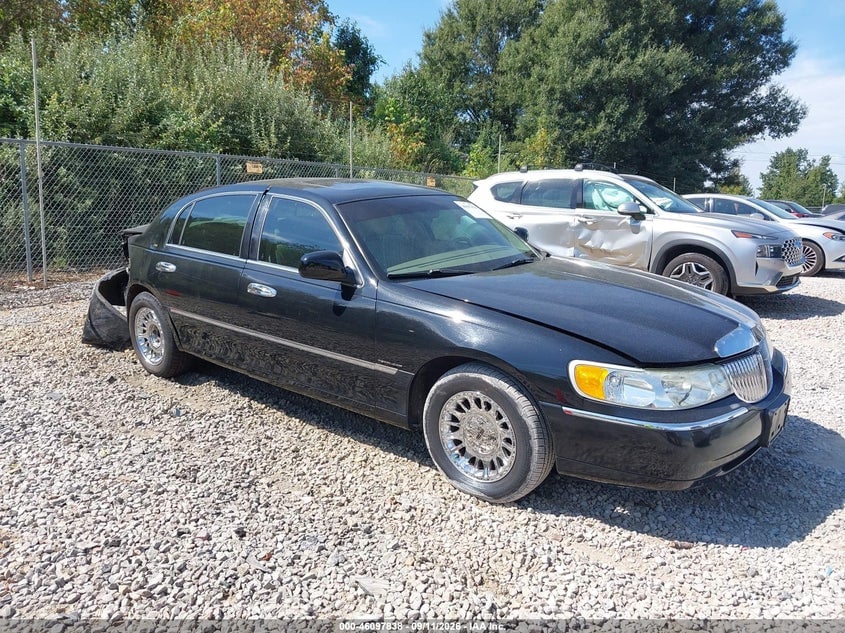 2002 LINCOLN TOWN CARTIER | 1LNHM83W12Y667908 | UPCARS