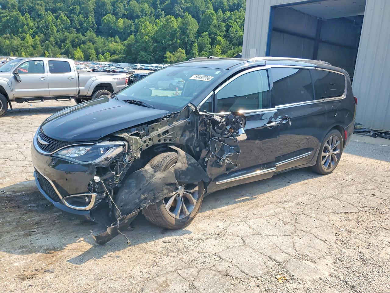 2017 CHRYSLER PACIFICA LIMITED | 2C4RC1GG9HR500974 | UPCARS