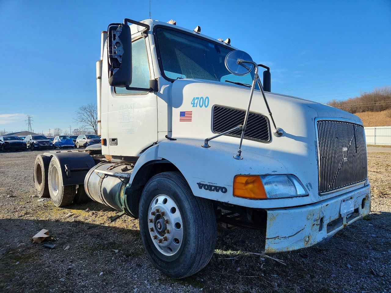 2000 VOLVO VN M SEMI TRUCK | 4V4MD2UF2YN249628 | UPCARS