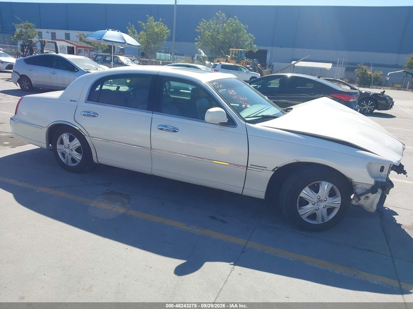 2002 LINCOLN TOWN CAR SIGNATURE | 1LNHM82W72Y657305 | UPCARS