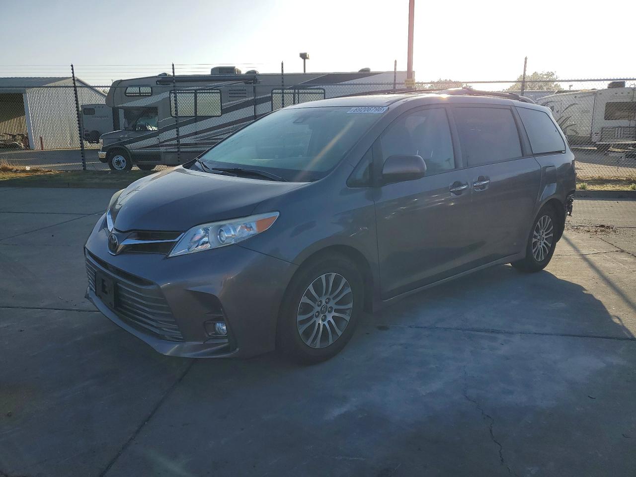 2018 TOYOTA SIENNA XLE PREMIUM 8-PASSENGER | 5TDYZ3DC2JS911945 | UPCARS