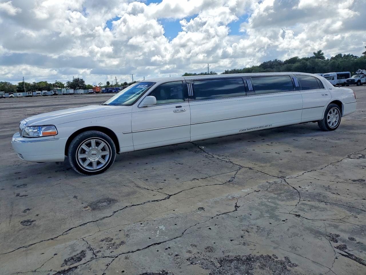 2008 LINCOLN TOWNCAR EXECUTIVE | 2L1FM88W08X658708 | UPCARS