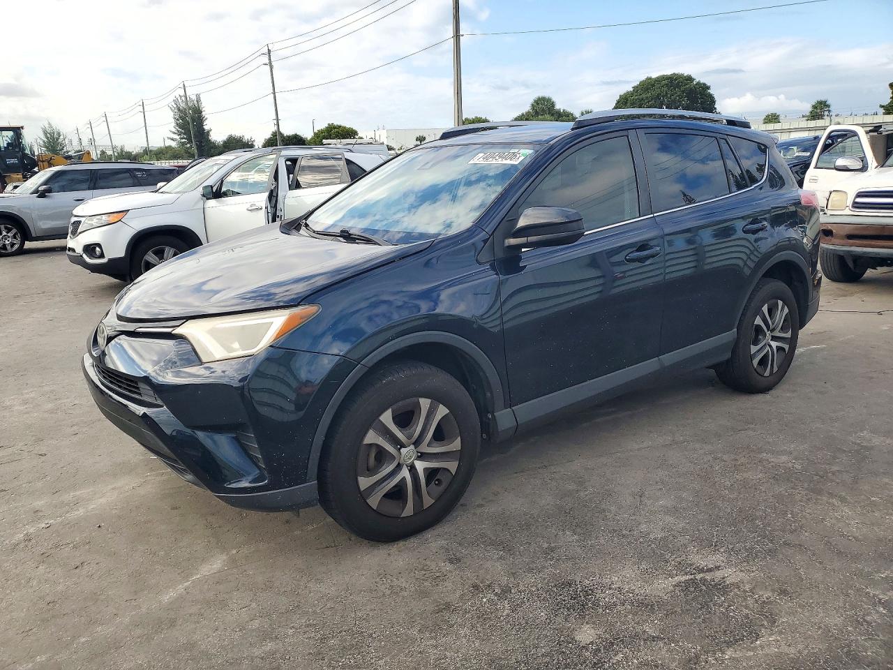 2018 TOYOTA RAV4 LE | JTMZFREVXJJ167444 | UPCARS