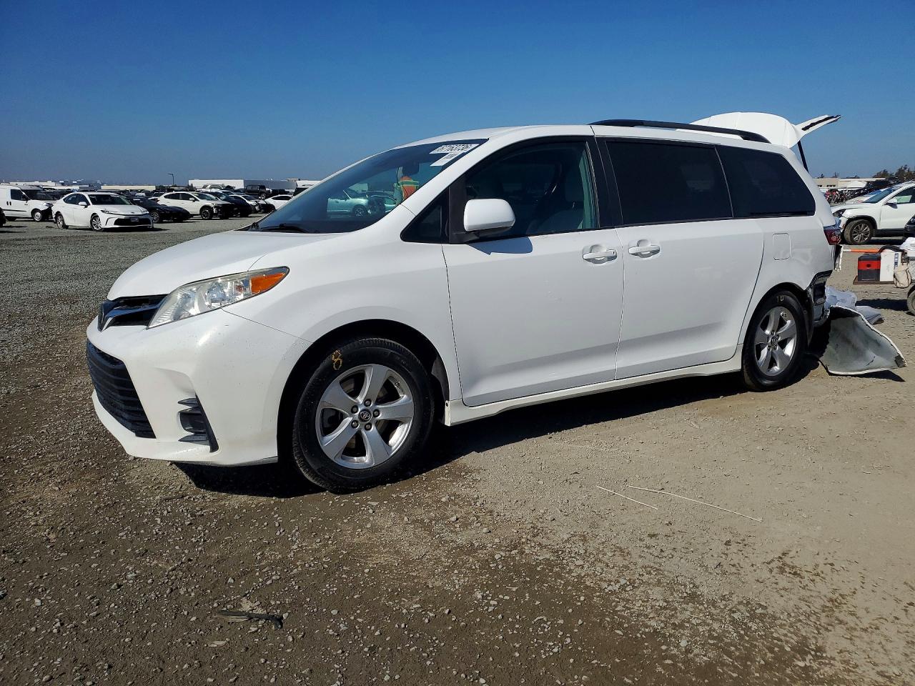 2018 TOYOTA SIENNA LE | 5TDKZ3DC4JS933810 | UPCARS