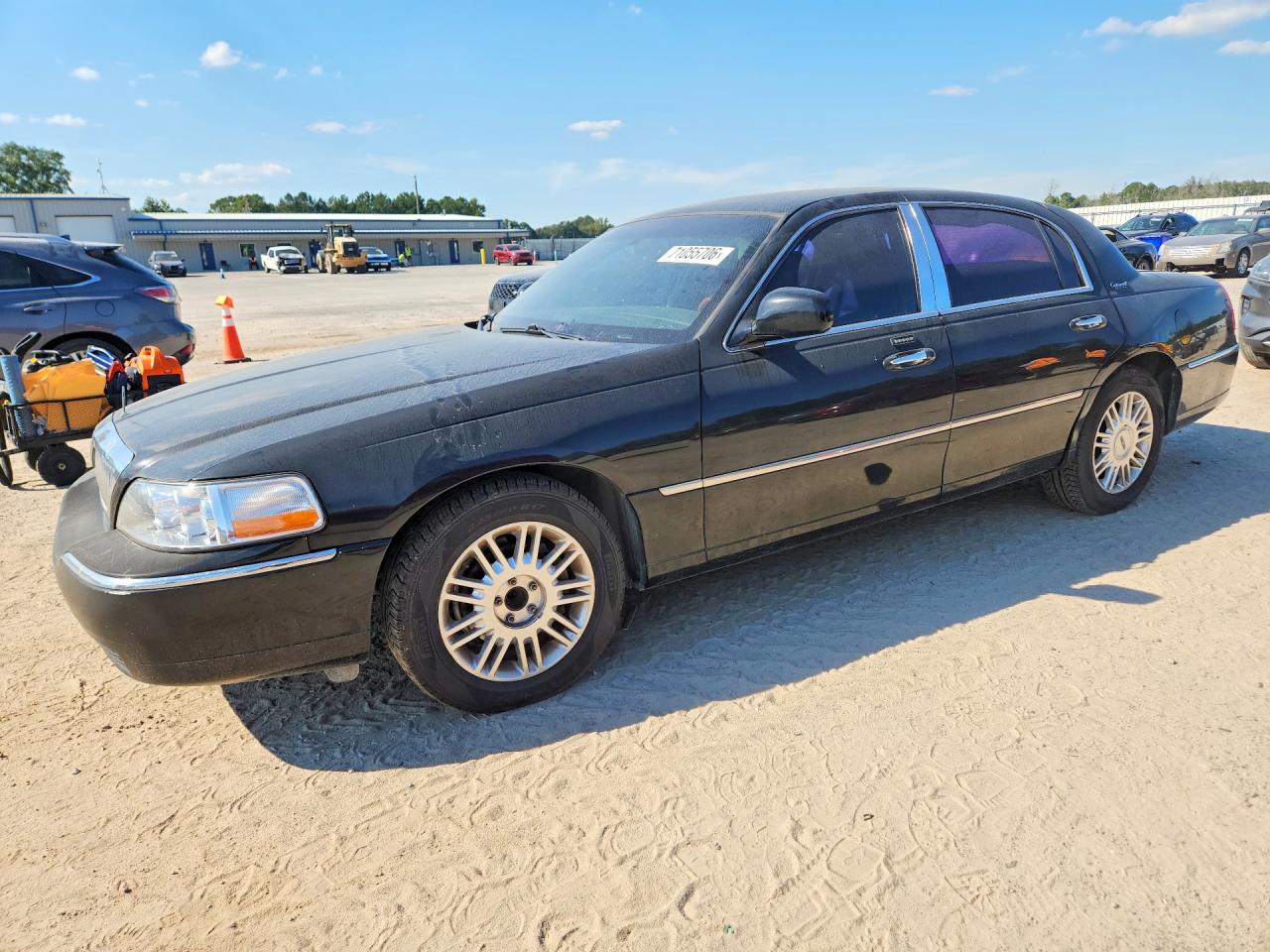 2011 LINCOLN TOWNCAR SIGNATURE LIMITED | 2LNBL8CV5BX761077 | UPCARS
