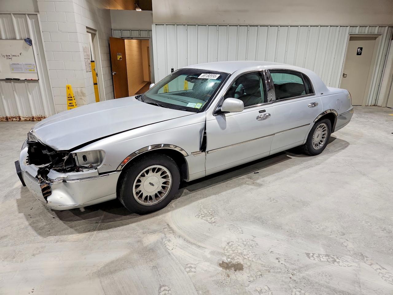 2002 LINCOLN TOWN CARTIER | 1LNHM83W82Y663032 | UPCARS