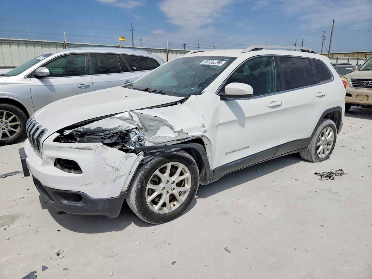 2015 JEEP CHEROKEE LATITUDE | 1C4PJLCB8FW642577 | UPCARS