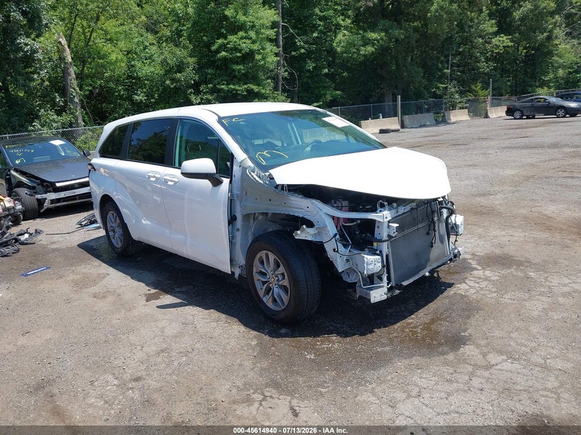 2024 TOYOTA SIENNA LE | 5TDKRKECXRS207261 | UPCARS