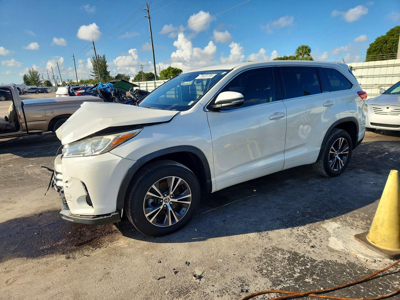 2018 TOYOTA HIGHLANDER LE | 5TDZZRFH9JS273001 | UPCARS