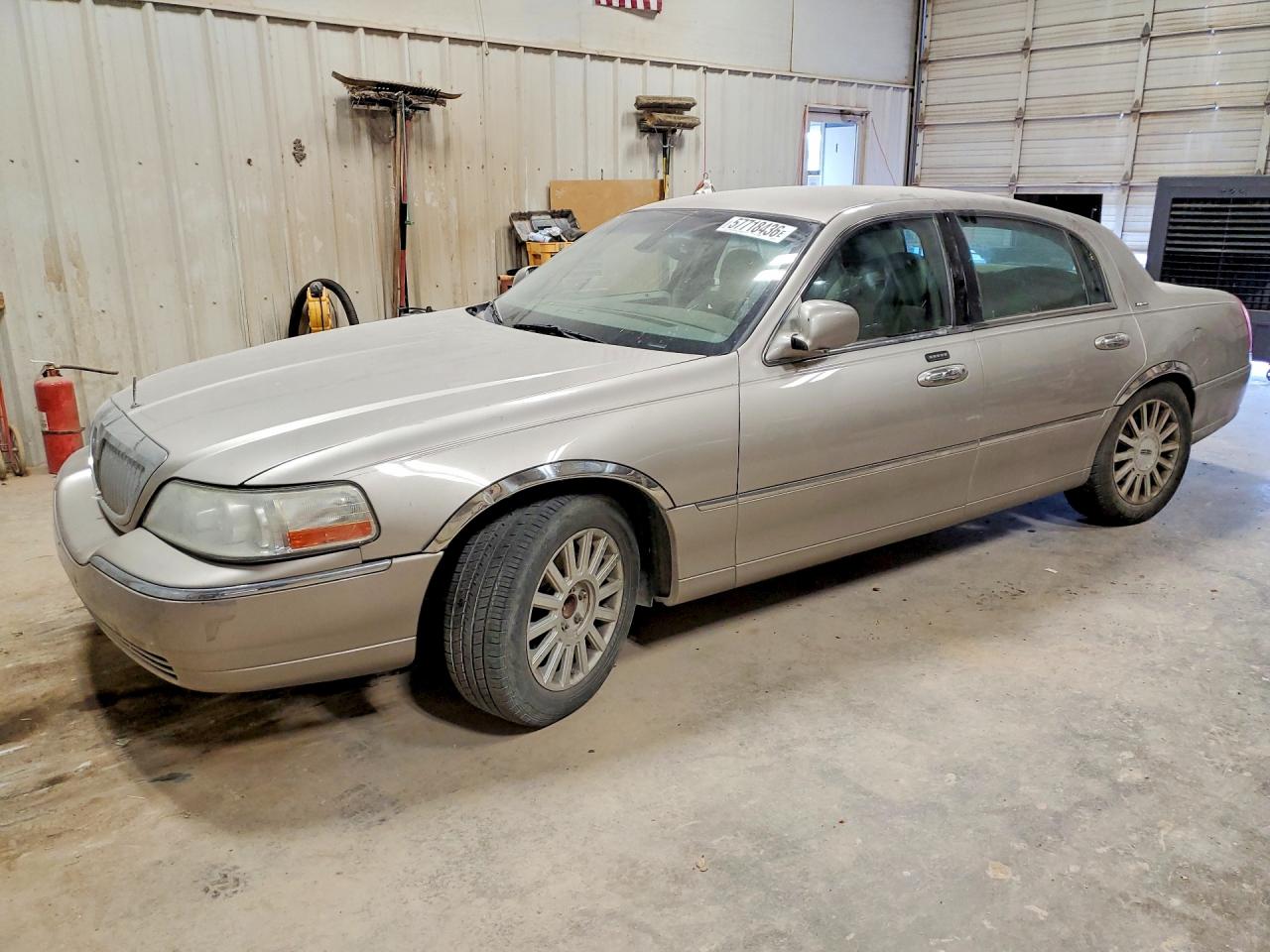 2003 LINCOLN TOWNCAR SIGNATURE | 1LNHM82W53Y628676 | UPCARS