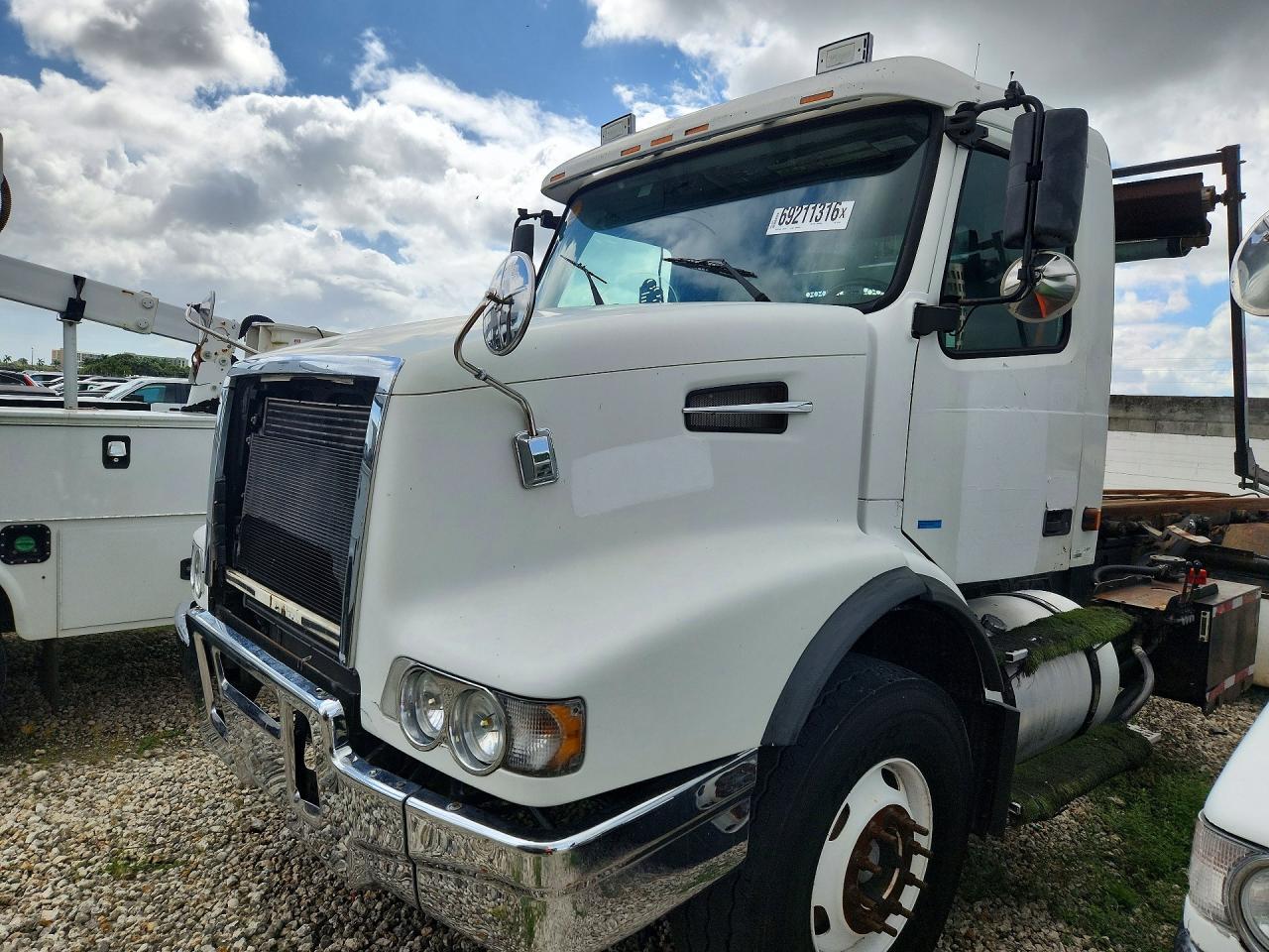 2006 VOLVO VN ROLL-OFF CONTAINER TRUCK | 4V5KC9GG06N410560 | UPCARS