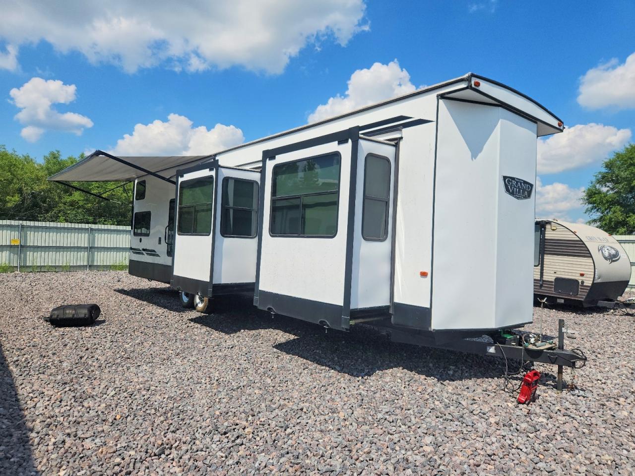 2020 SALEM FOREST RIV GRANDVILLA CAMPER | 4X4TSM827LM027756 | UPCARS