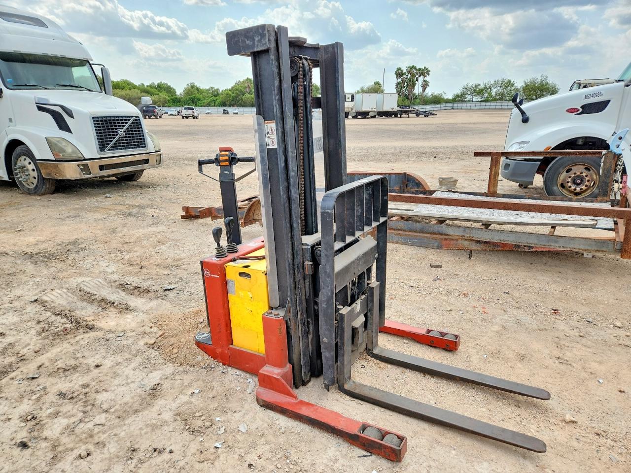 2002 URWI UNKNOWN WALK BEHIND FORKLIFT | WRX3032274001 | UPCARS