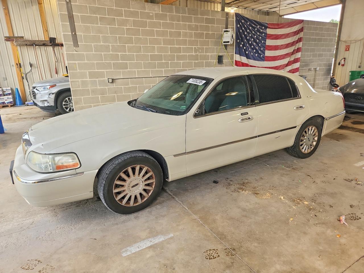 2005 LINCOLN TOWNCAR SIGNATURE | 1LNHM81W65Y617707 | UPCARS