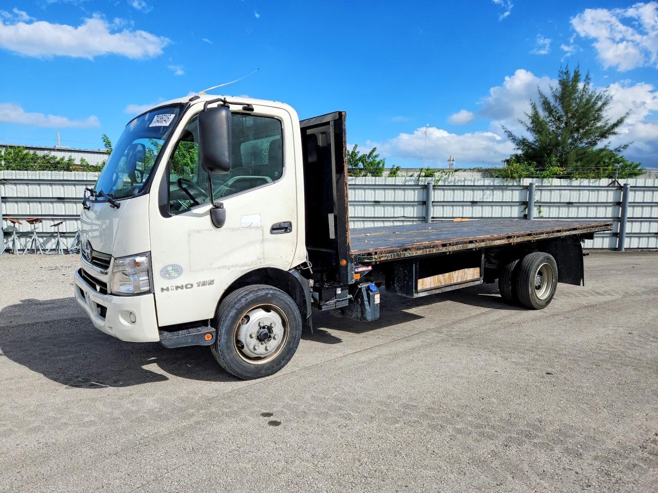 2015 HINO ALL OTHER - FLAT BED TRUCK | JHHSDM2H2FK002575 | UPCARS