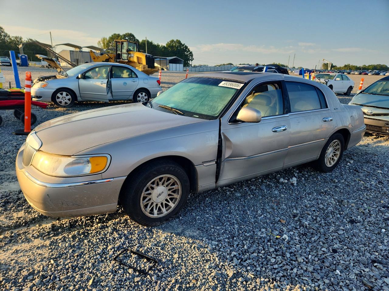 1999 LINCOLN TOWNCAR SIGNATURE | 1LNHM82W3XY618489 | UPCARS