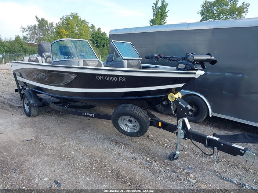 2017 LUND 1875 CROSSOVER XS BOAT AND TRAILER | 00000LBBWV669F717 | UPCARS