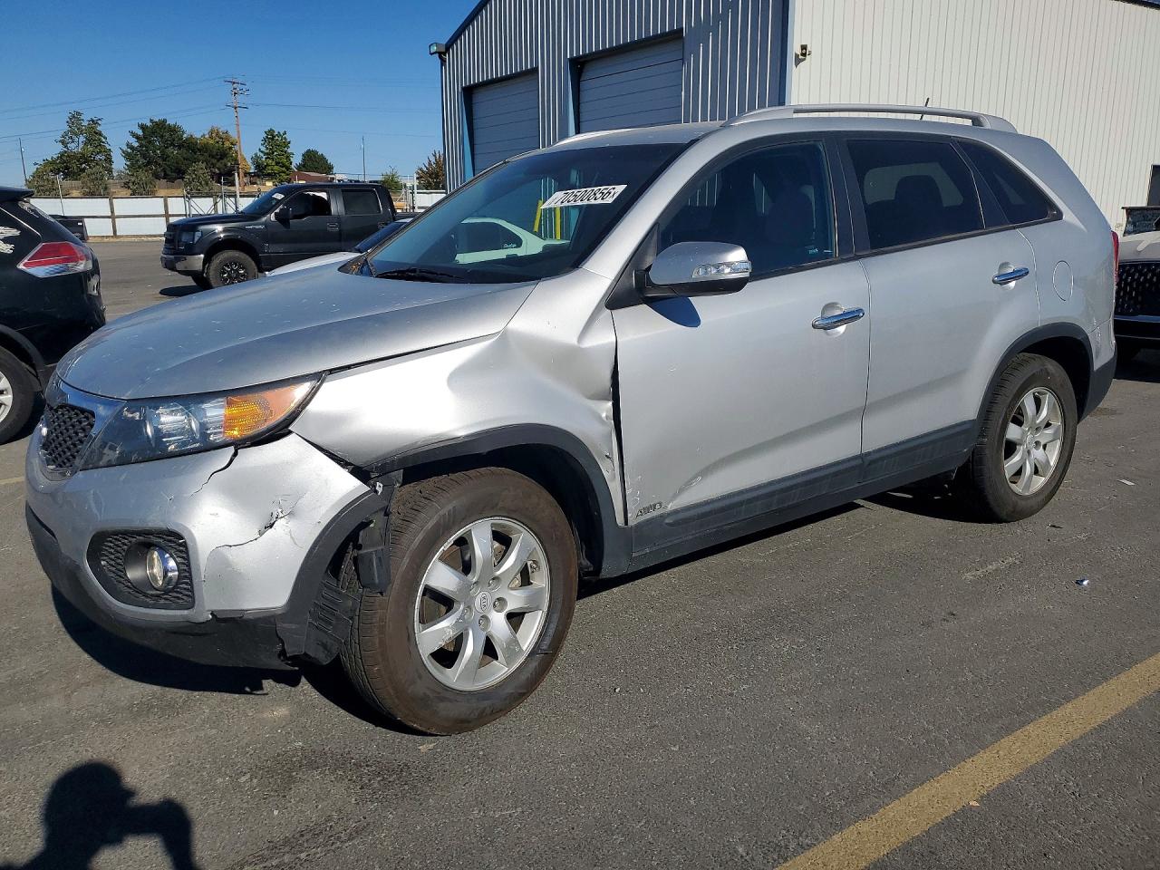 2011 KIA SORENTO LX | 5XYKTDA12BG178469 | UPCARS