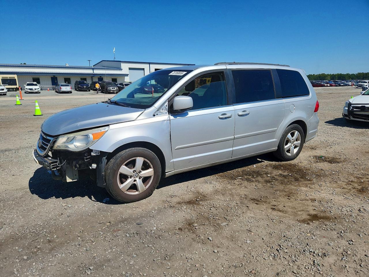 2011 VOLKSWAGEN ROUTAN SEL | 2V4RW5DGXBR805268 | UPCARS