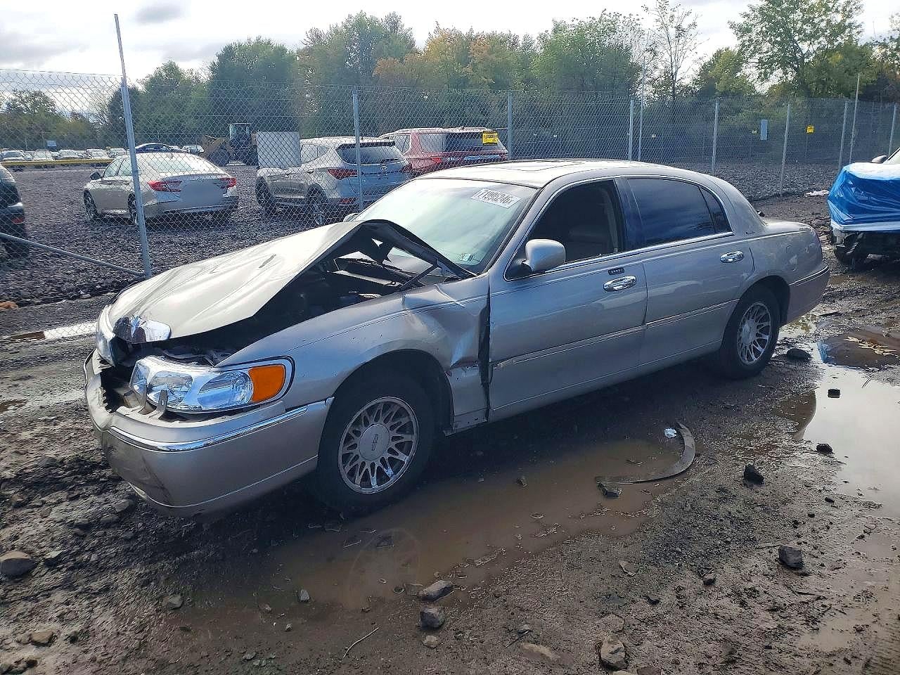 2001 LINCOLN TOWNCAR SIGNATURE | 1LNHM82W01Y620885 | UPCARS