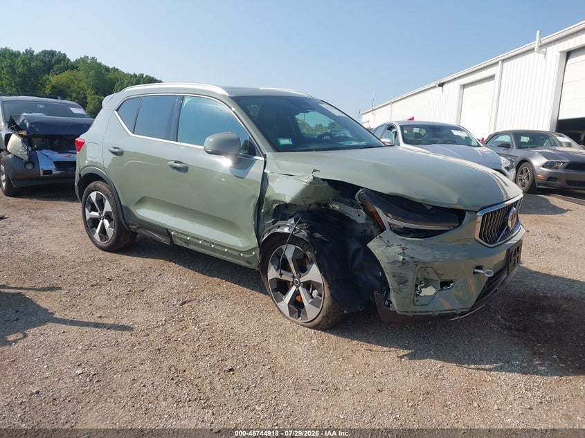 2025 VOLVO XC40 B5 CORE BRIGHT THEME | YV4L12UJ8S2570180 | UPCARS
