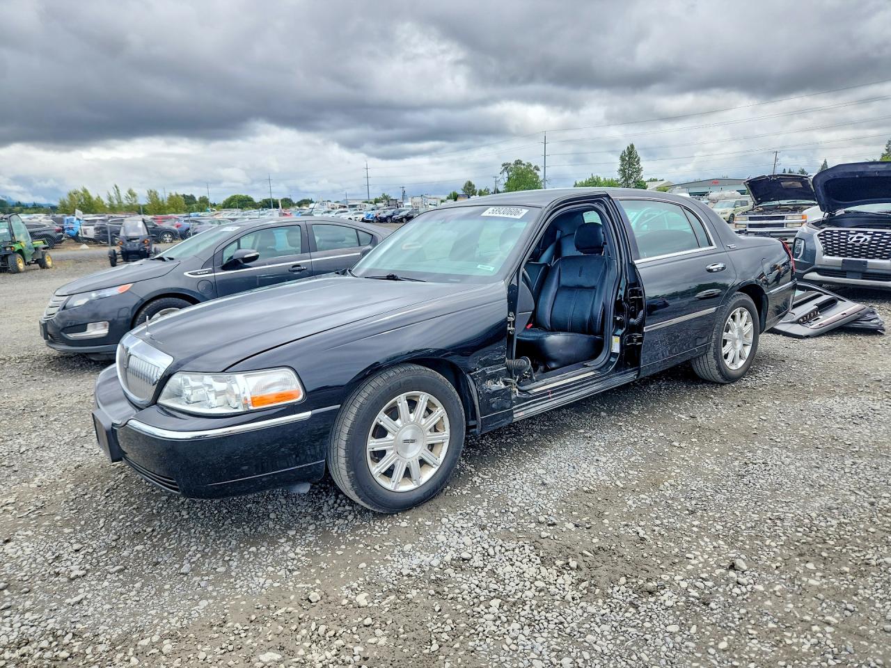 2010 LINCOLN TOWNCAR SIGNATURE LIMITED | 2LNBL8CV2AX613239 | UPCARS