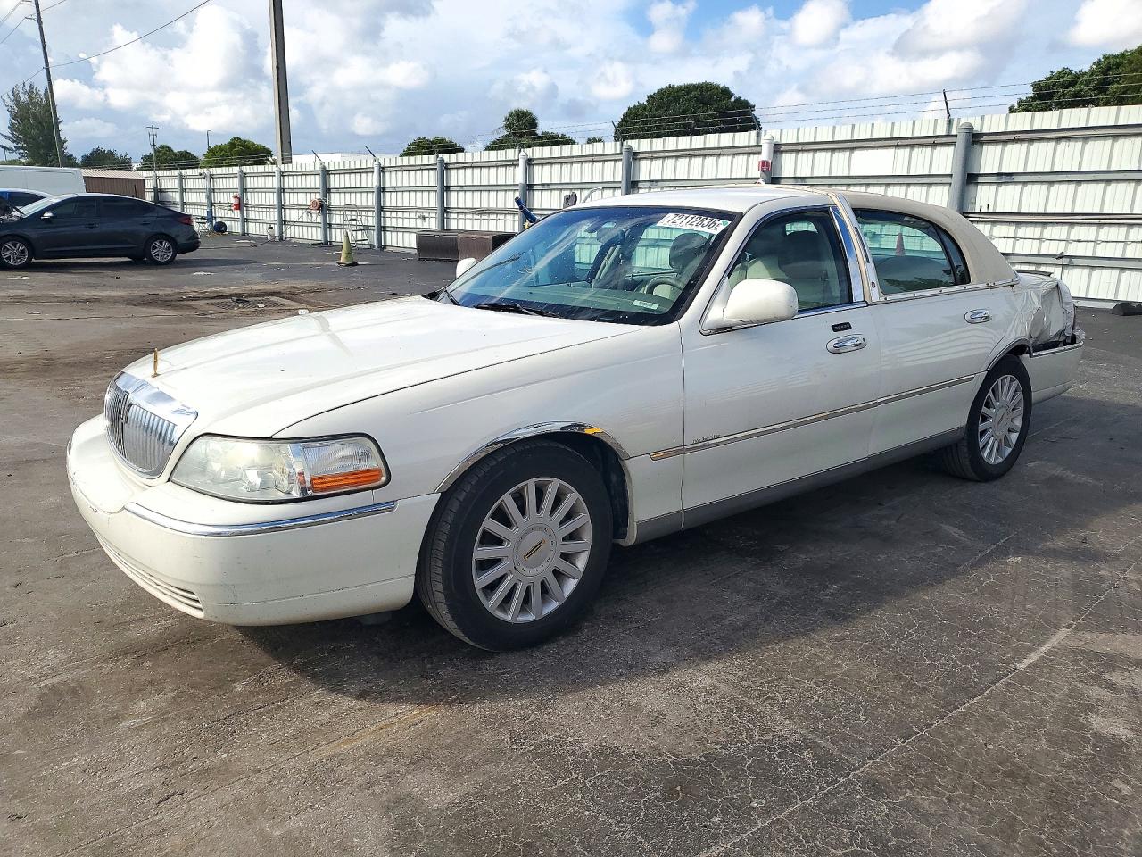 2005 LINCOLN TOWNCAR SIGNATURE | 1LNHM81W75Y649243 | UPCARS