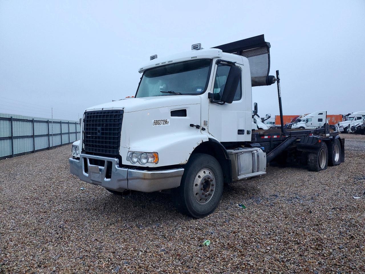 2016 VOLVO VN ROLL-OFF CONTAINER TRUCK | 4V5KC9DF9GN966671 | UPCARS