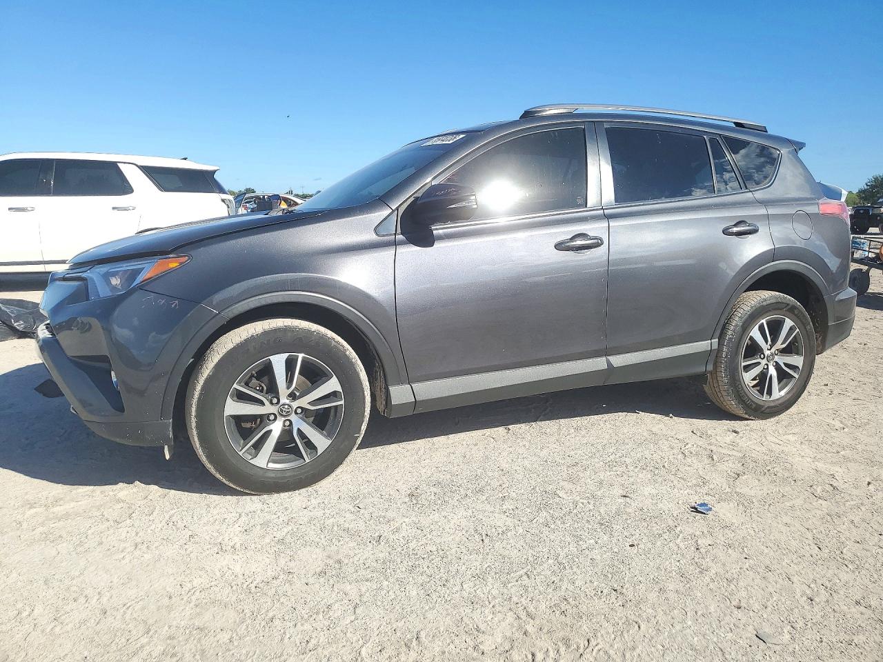 2018 TOYOTA RAV4 XLE | JTMWFREV5JD132392 | UPCARS