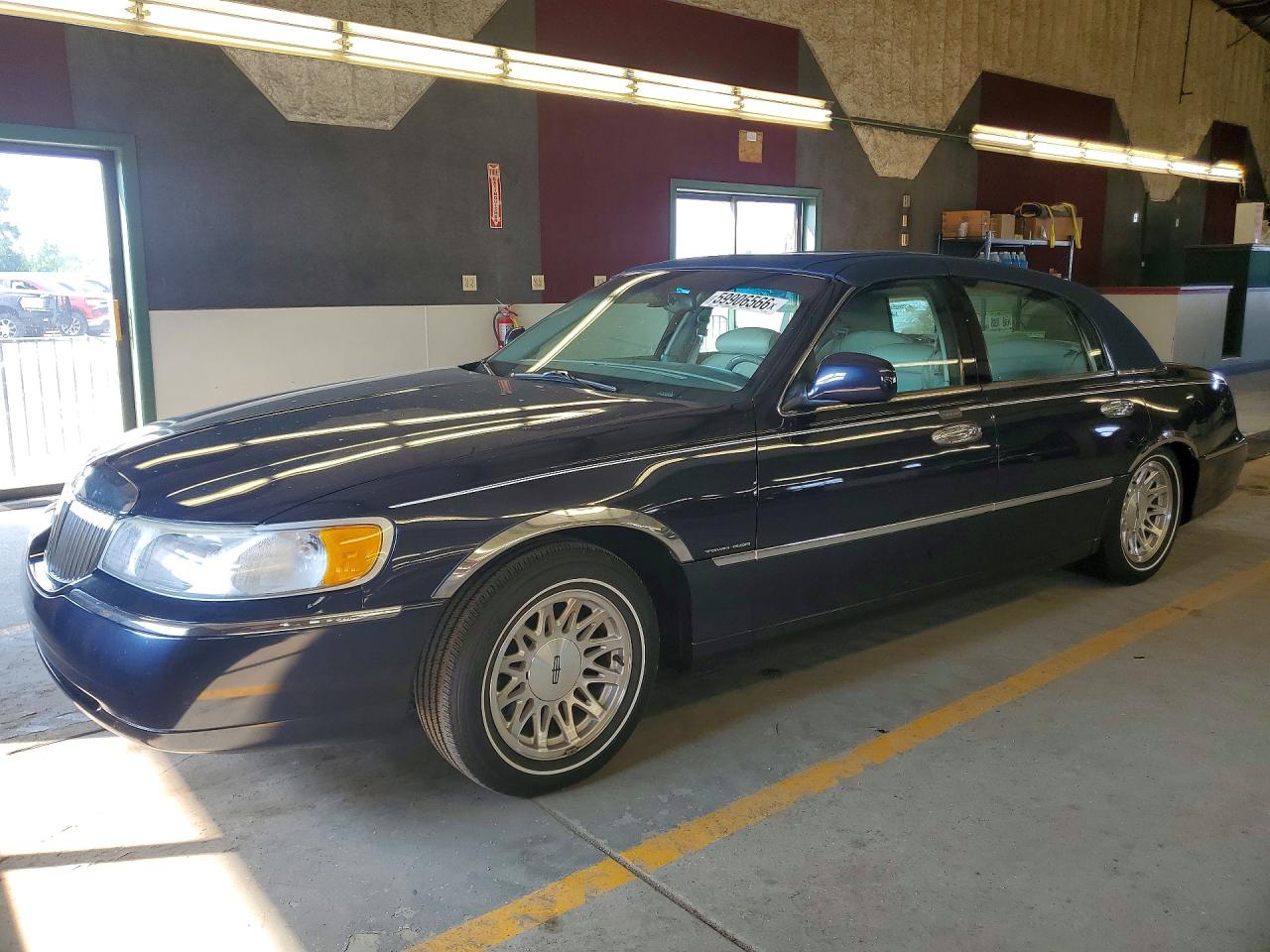 1999 LINCOLN TOWNCAR SIGNATURE | 1LNHM82W2XY718549 | UPCARS