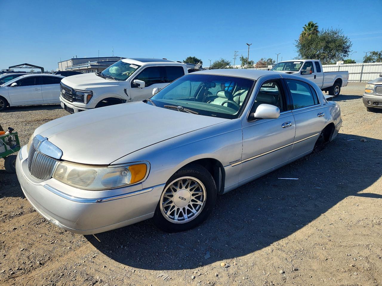 1998 LINCOLN TOWNCAR EXECUTIVE | 1LNFM81W8WY698301 | UPCARS