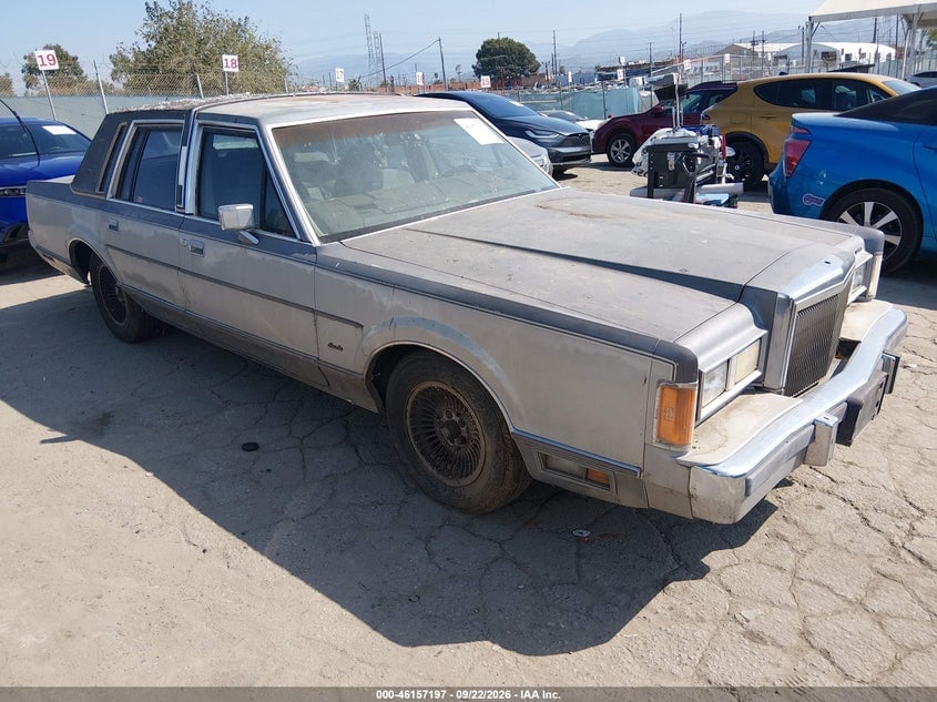 1988 LINCOLN TOWN CAR SIGNATURE | 1LNBM82F4JY818228 | UPCARS