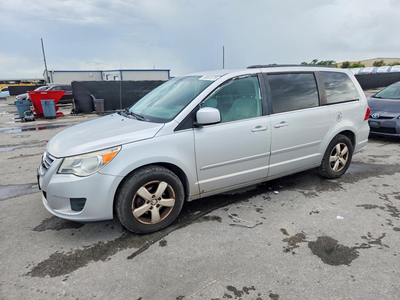 2011 VOLKSWAGEN ROUTAN SE | 2V4RW3DG5BR642081 | UPCARS