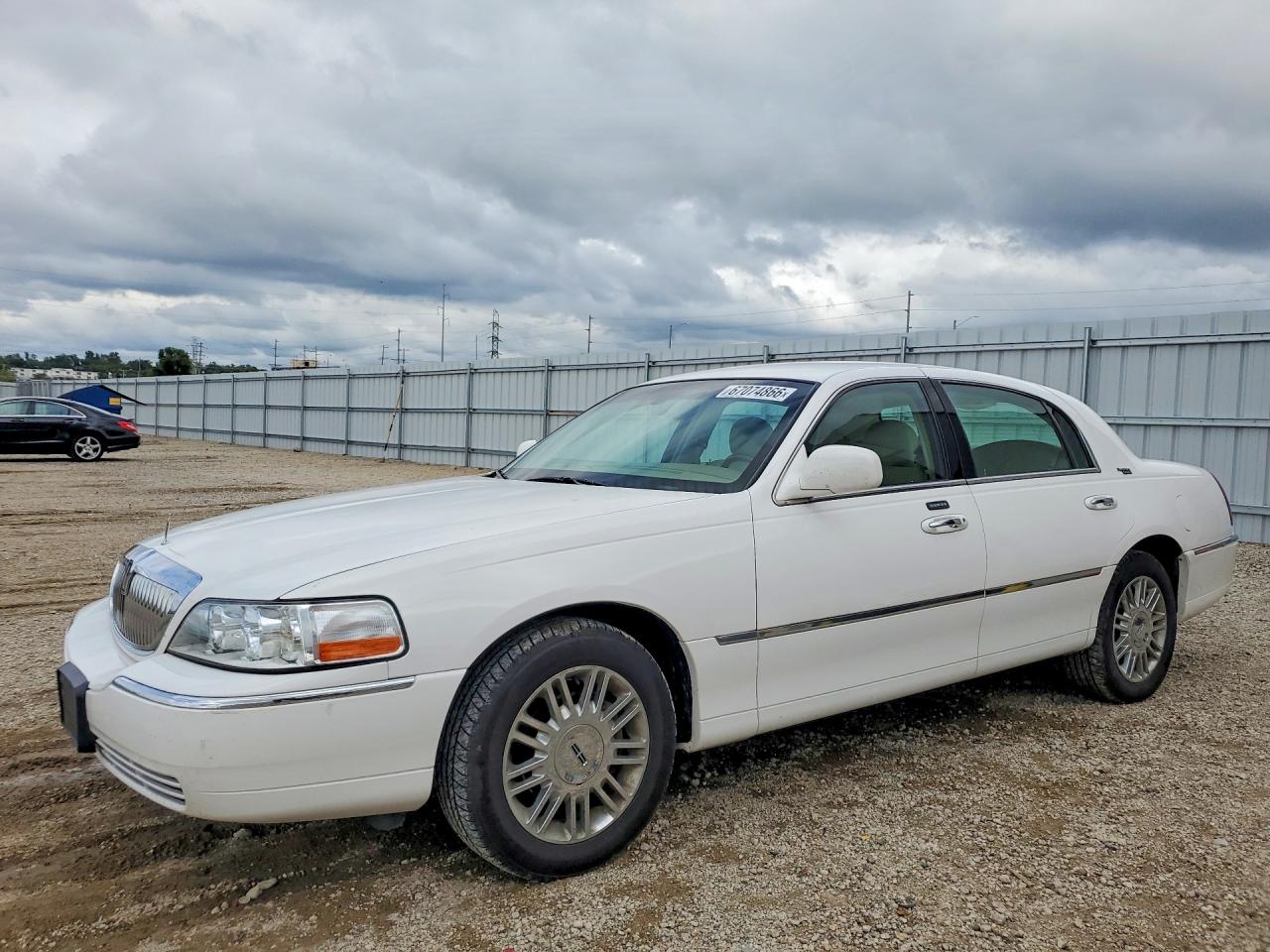 2009 LINCOLN TOWNCAR SIGNATURE LIMITED | 2LNHM82V99X614201 | UPCARS