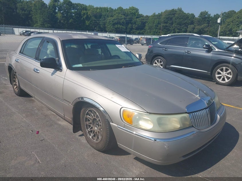 2001 LINCOLN TOWN CAR SIGNATURE | 1LNHM82W31Y732922 | UPCARS