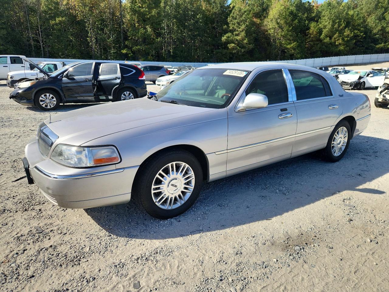 2011 LINCOLN TOWNCAR SIGNATURE LIMITED | 2LNBL8CVXBX760829 | UPCARS