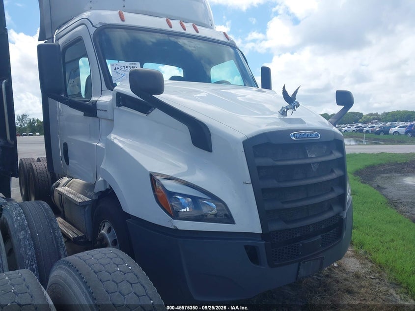 2019 FREIGHTLINER NEW CASCADIA 116 | 3AKJHTDV1KSKF1396 | UPCARS