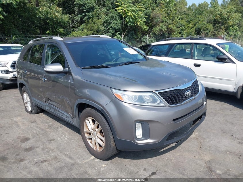 2015 KIA SORENTO LX | 5XYKTCA62FG572579 | UPCARS