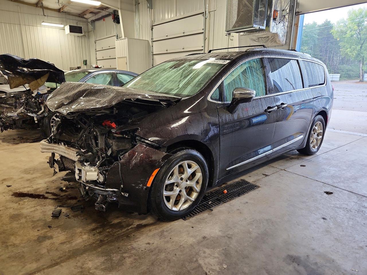 2017 CHRYSLER PACIFICA LIMITED | 2C4RC1GG8HR754563 | UPCARS