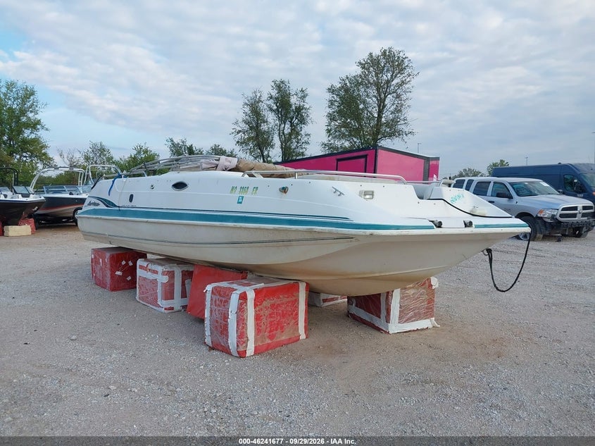 1998 HURRICANE FUNDECK 248 | GDYK8370D898 | UPCARS