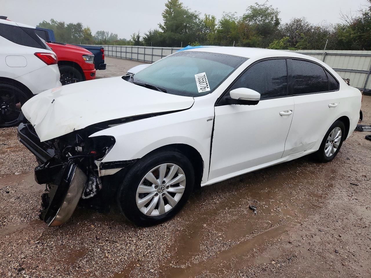 2015 VOLKSWAGEN PASSAT S | 1VWAT7A39FC042488 | UPCARS